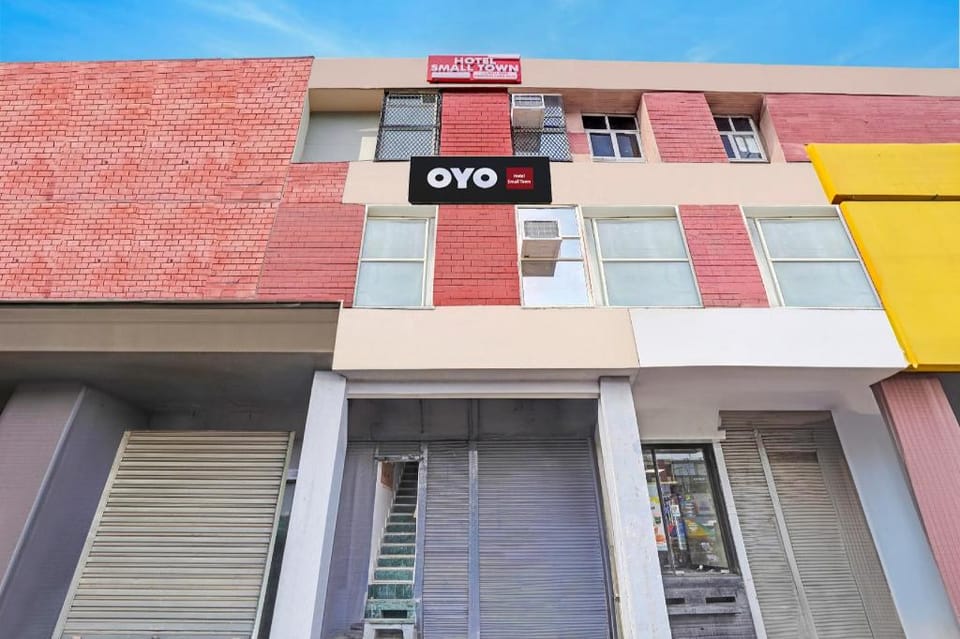 HOTEL O SMALL TOWN Hotel in Delhi