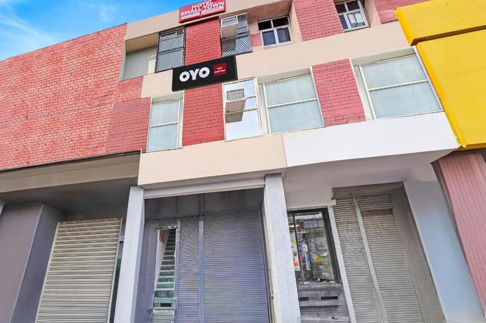 HOTEL O SMALL TOWN Hotel in Delhi