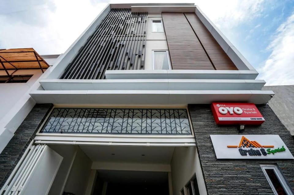 Capital O 614 Graha 8 Syariah Hotel in Surabaya
