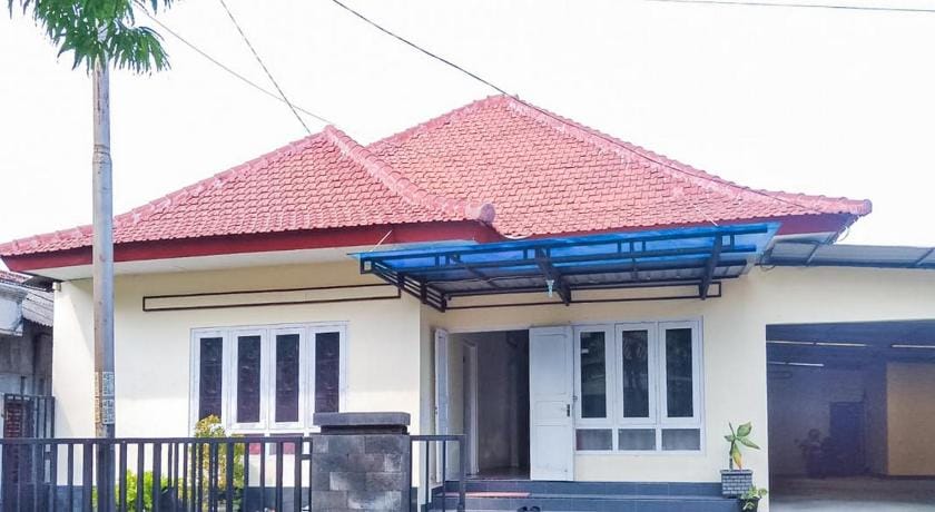 OYO 1190 Griya Soeratin Residence Syariah Hotel in East Java