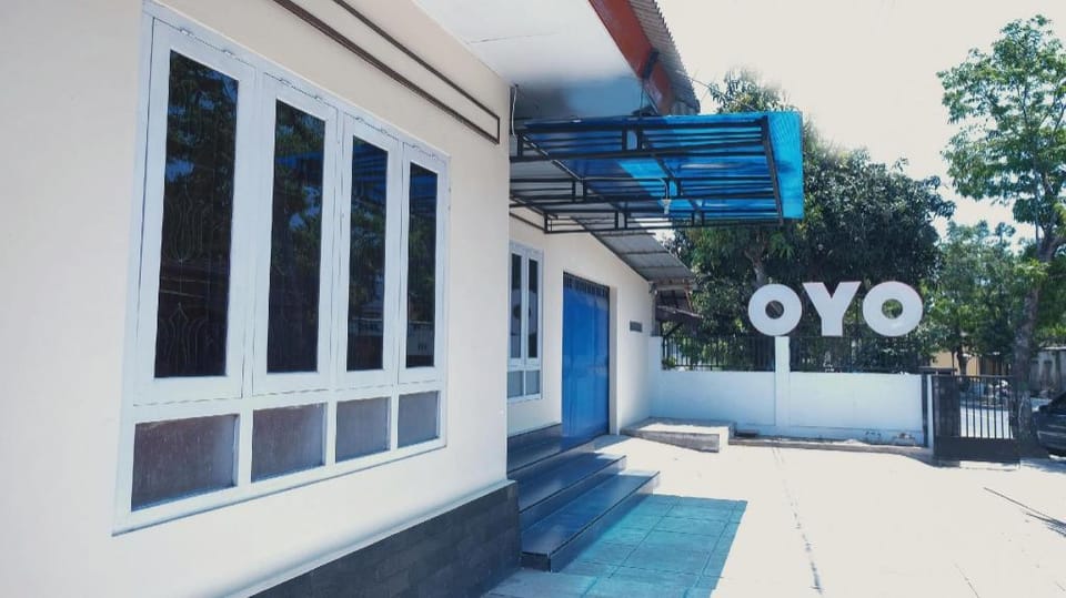OYO 1190 Griya Soeratin Residence Syariah Hotel in East Java