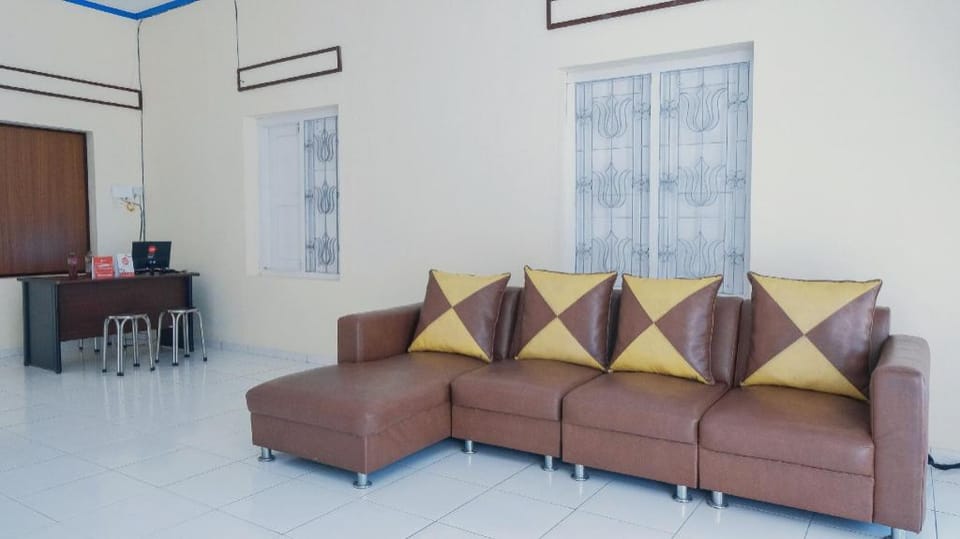 OYO 1190 Griya Soeratin Residence Syariah Hotel in East Java