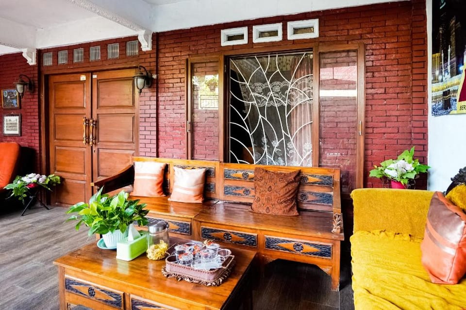 OYO 91827 Tutus Homestay Syariah Hotel in East Java