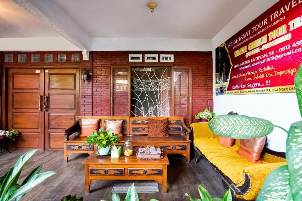 OYO 91827 Tutus Homestay Syariah Hotel in East Java
