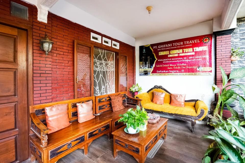 OYO 91827 Tutus Homestay Syariah Hotel in East Java