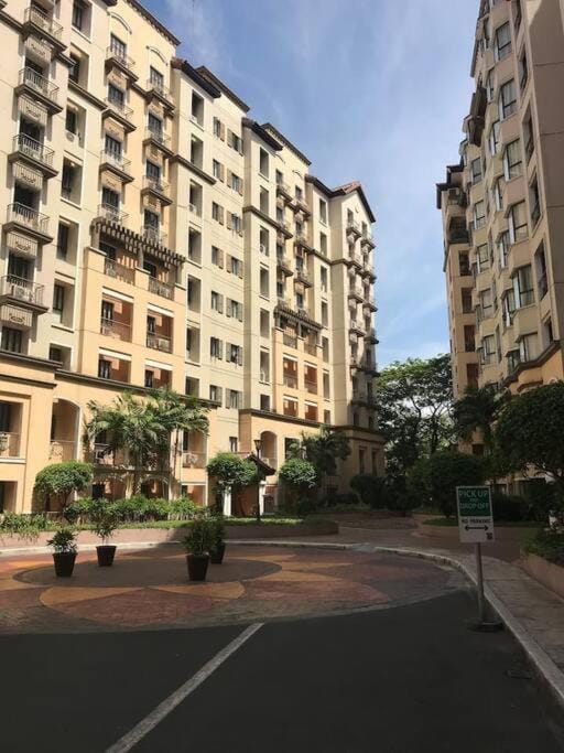 1-Bedroom condo with pool across NAIA Terminal 3 Apartment in Pasay