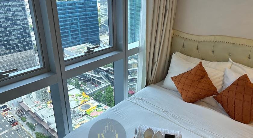 Luxurious & Elegant unit in BGC Uptown Parksuites Hotel in Makati