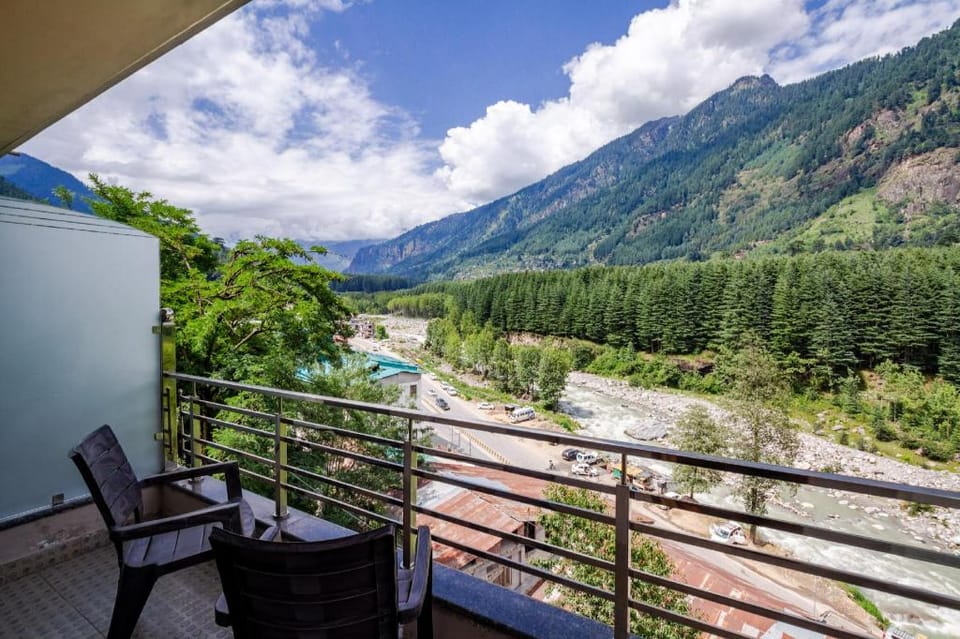 Tribhav Rohtang Heights Resort Hotel in Manali