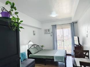 Windsong Suite Unli Netflix  Disney  Roofdeck View Apartment in Pasay