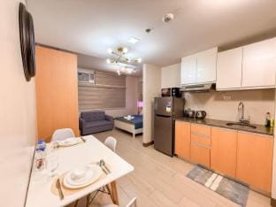 Cozy & Spacious Fast WiFi FREE Access Pool & Gym Vacation rental in Pasay