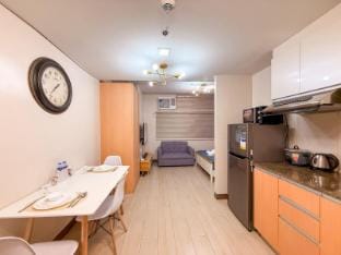 Cozy & Spacious Fast WiFi FREE Access Pool & Gym Vacation rental in Pasay