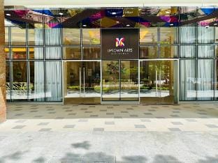 Modern Edge: 1BR w/ City View in Uptown BGC Vacation rental in Makati
