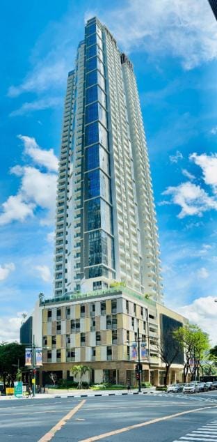 Modern Edge: 1BR w/ City View in Uptown BGC Vacation rental in Makati