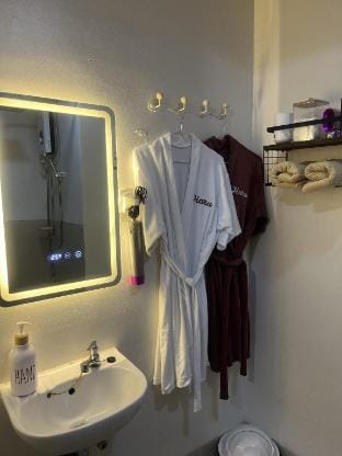 Minimalist Smart Condo w/ Alexa in Quezon City Vacation rental in Quezon City
