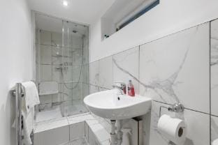 Chic Urban Retreat, Tower Bridge Apartment in London