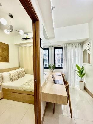Lux 1BR Condo w/Pool view near MOA-Shore3 Tower2 Vacation rental in Pasay