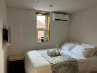 Lou's Room #5 | Emotional Stay · 1min to Station Vacation rental in Seoul