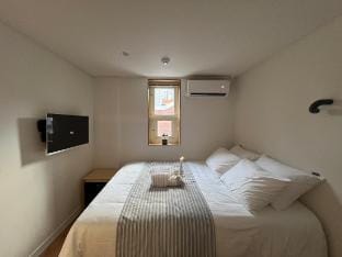 Lou's Room #5 | Emotional Stay · 1min to Station Vacation rental in Seoul