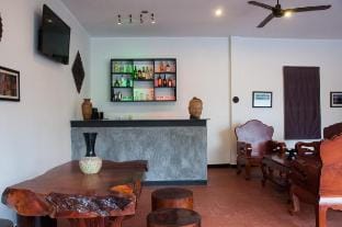 Private Home with Pool, 5 Full Equipped Bedrooms Villa in Krong Siem Reap