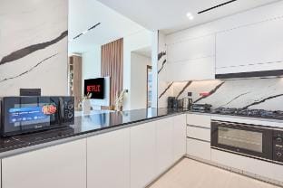Luxury and Spacious 2BR with Private Jacuzzi! Vacation rental in Dubai