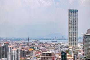 Lyra by ALV, 2BR Luxury Designer Suite Apartment in George Town