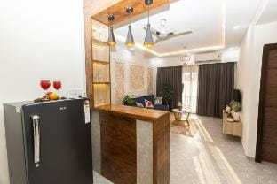 Flirty Flamingoo Cozy 1 BHK-King bed/pool/parking. Apartment in Candolim
