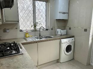 Lovely 2-Bedroom Bungalow, Northolt London R44 Vacation rental in Hayes