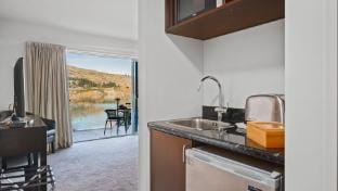 Alpine Lakeside Studio Apartment in Queenstown