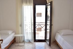 Beachfront Bliss in Nikiti, Spacious 2 Story Villa with Stunning Sea Views Vacation rental in Nikiti