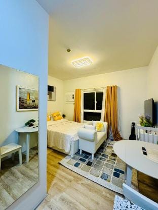 Studio with Mountain View, 300Mbps Wifi, Netflix Apartment in Bacolod