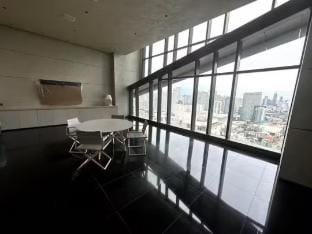Luxury 1BR penthous, Armani design, views and pool Apartment in Manila City