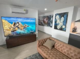 Luxury 1BR penthous, Armani design, views and pool Apartment in Manila City