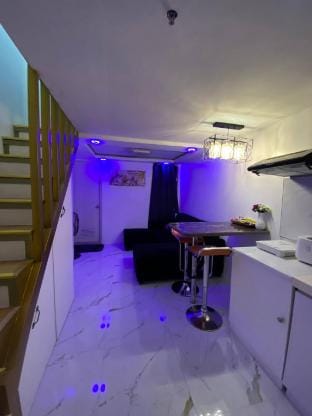 Golden Loft with Mood Lighting,Stylish Staycation Loft  Fast Wi-Fi, Soft Couch Apartment in Pasay