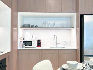 Palm Jumeirah 1BR - Beach, Pool & Atlantis Views Vacation rental in Dubai