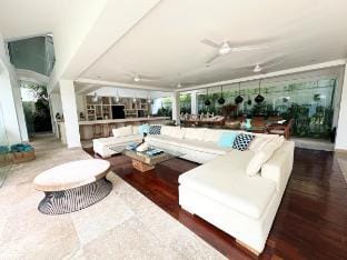Luxury villas sleep 20 pax walk distance to Finns Vacation rental in North Kuta