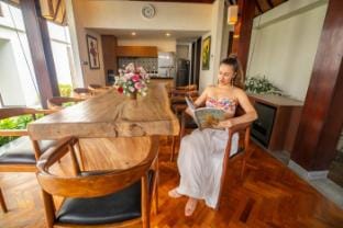 45% off August! 5Bd Pool Bar Walk to Cafes Berawa Villa in North Kuta