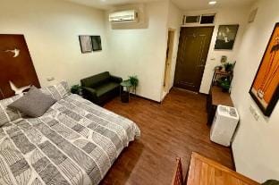 Touqianzhuang Station, vintage-style office suite Vacation rental in Taipei City