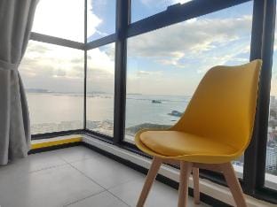 Seaview Infinity Pool / 9pax/ 3Room 2Carpark Vacation rental in George Town