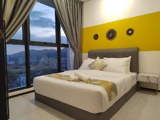 Seaview Infinity Pool / 9pax/ 3Room 2Carpark Vacation rental in George Town