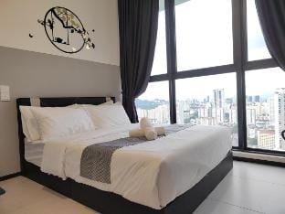 Seaview Infinity Pool / 6pax/ 2room/ 2carpark Vacation rental in George Town