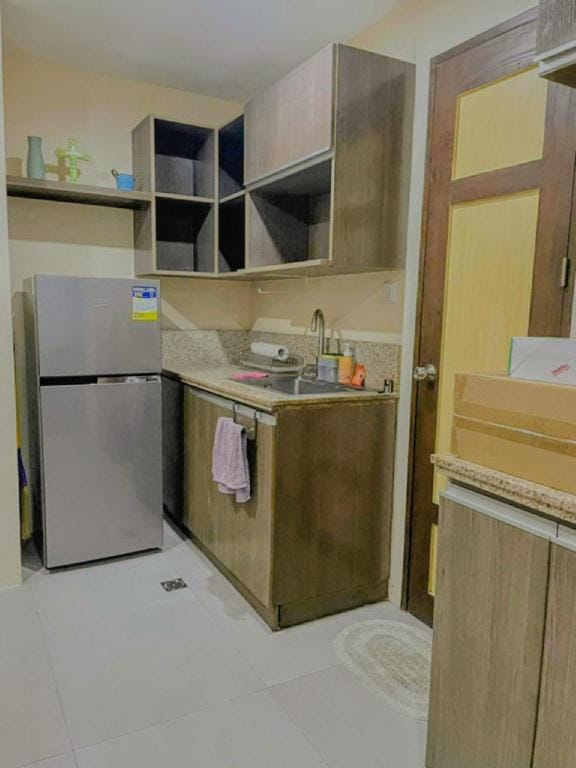 City & Sea View Condo with Balcony Near Ayala Hotel in Lapu-Lapu City