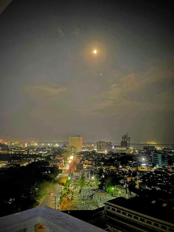 City & Sea View Condo with Balcony Near Ayala Hotel in Lapu-Lapu City