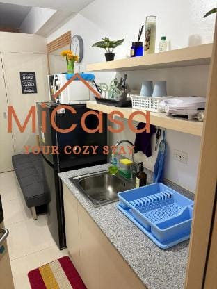 Cozy 1BR w/ Balcony & Pool View Vacation rental in Las Pinas