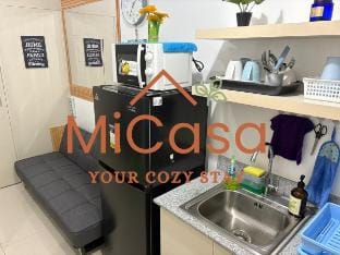 Cozy 1BR w/ Balcony & Pool View Vacation rental in Las Pinas