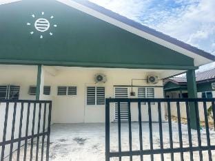 Hana Homestay@Seri Iskandar Vacation rental in Perak Tengah District