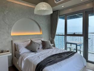Panoramic Seaview near Airport Facing the Bay 14H Apartment in Pasay