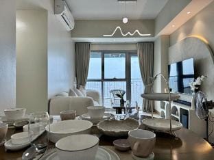 Panoramic Seaview near Airport Facing the Bay 14H Apartment in Pasay