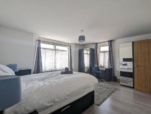 Family-sized comfort - Walk to Lake  City Centre Vacation rental in Cardiff