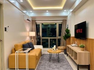 Elegantly Decorated 1BR w/ King Bed + 300mbps WiFi Vacation rental in Taguig