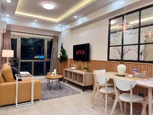 Elegantly Decorated 1BR w/ King Bed + 300mbps WiFi Vacation rental in Taguig